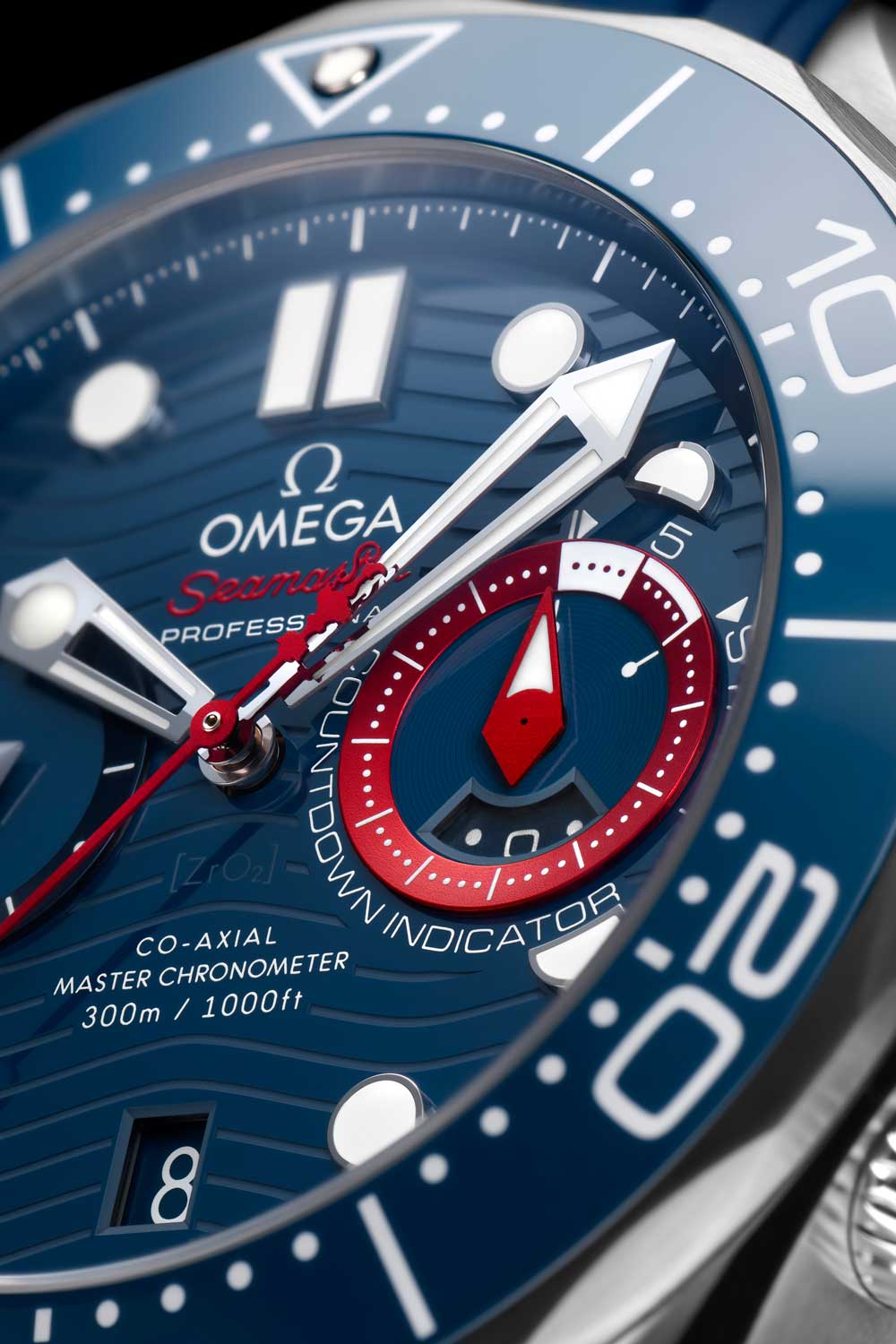 Chiếc đồng hồ này làm nổi bật cảm giác mạnh mẽ về cuộc đua Cup của Mỹ với màu đỏ, trắng và xanh lam với các điểm nhấn màu đỏ đậm trên mặt số.