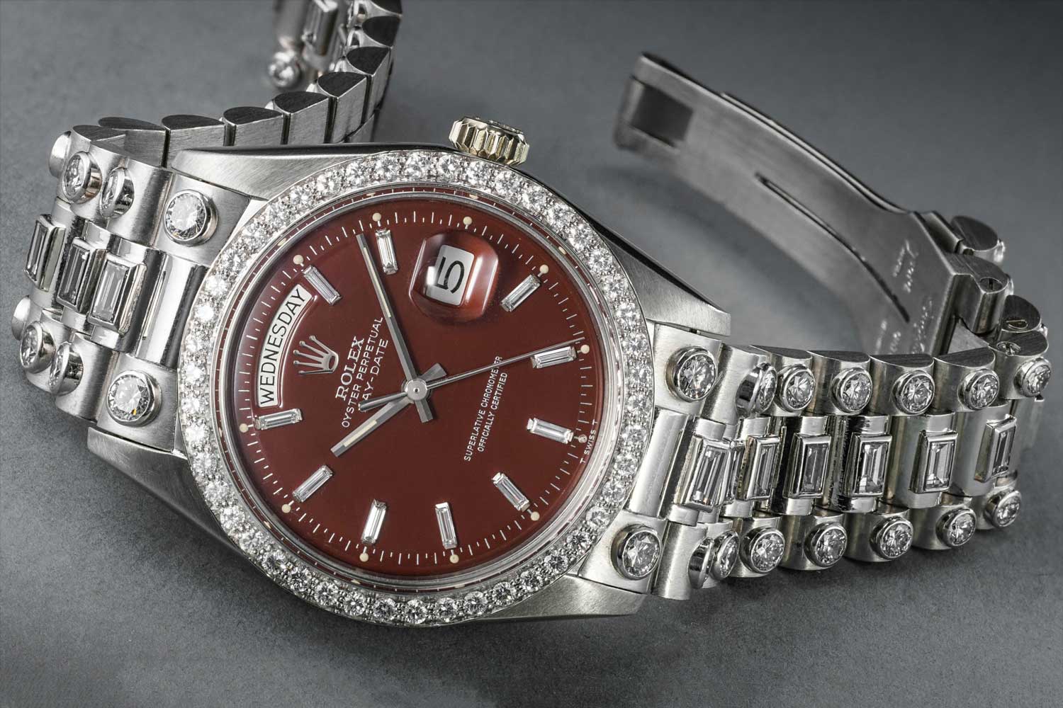Một bộ kim cương và bạch kim Rolex ref.  1804 với mặt số Stella màu đỏ tía từ năm 1972. (Ảnh: Phillips)
